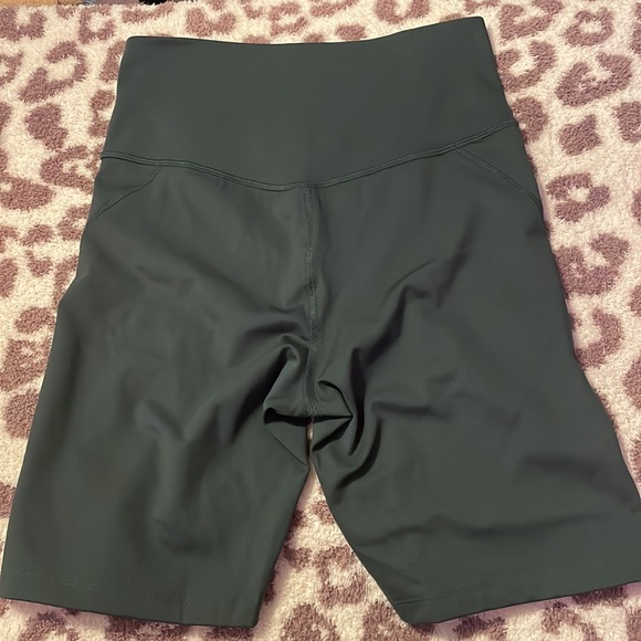 Girlfriend Collective Biker Shorts - Picture 4 of 5